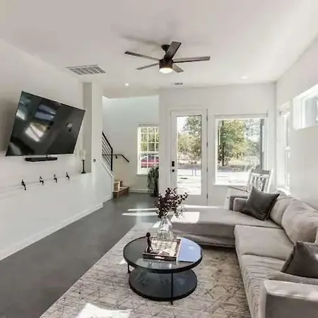 Bright & Airy 3Br - Perfect Location And Balcony Villa